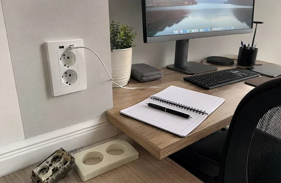 Монтаж розетки с USB портами в рабочей зоне кабинета