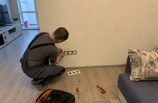 Установка блока розеток Legrand Valena Classic в гостиной панельного дома