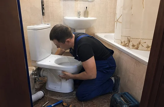 Установка унитаза на плитку в совмещенном санузле